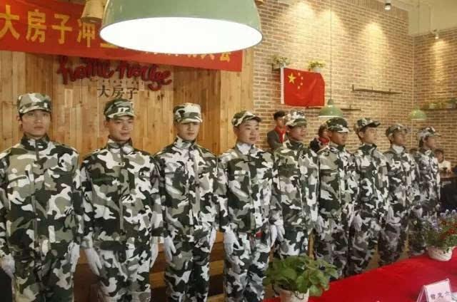 强降雪致道路受阻，子弟兵连夜破冰除雪保畅通！